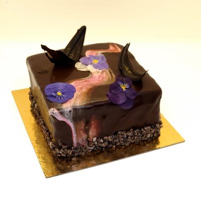 Entremet léger au chocolat noir et légèrement parfumé à l'eau de violette.